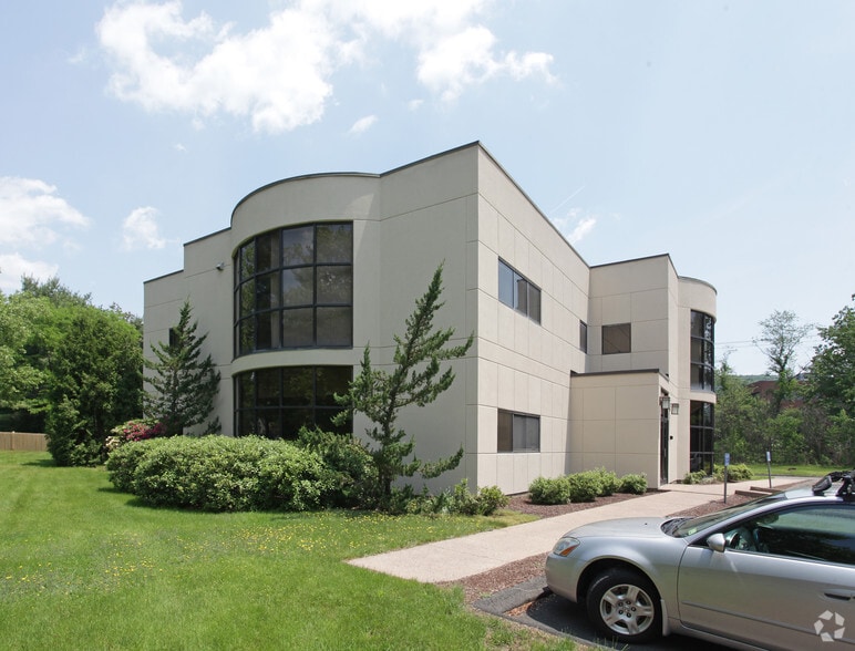 110 Hopmeadow St, Weatogue, CT for lease - Building Photo - Image 3 of 7