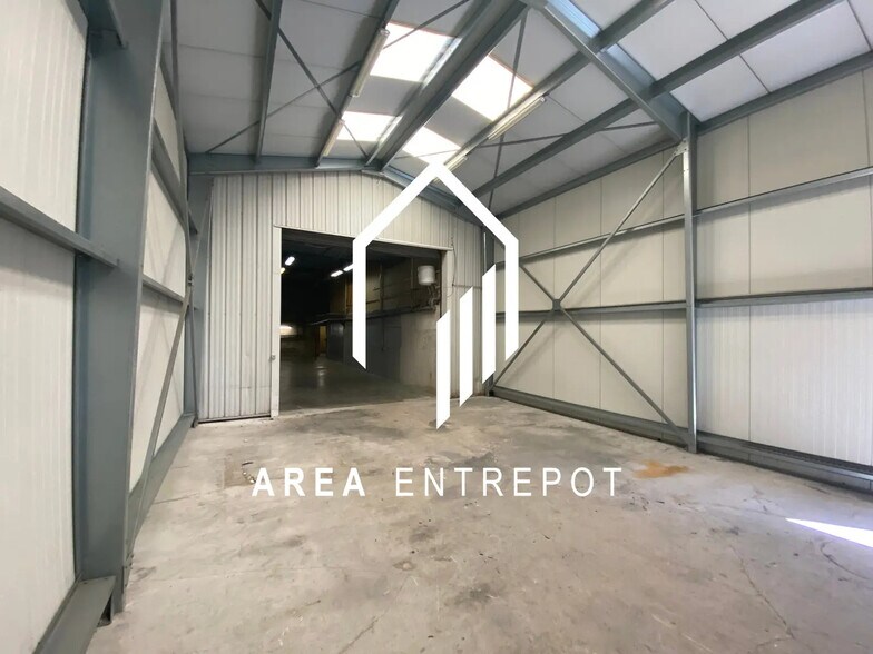 Flex in Marseille for lease - Interior Photo - Image 1 of 5