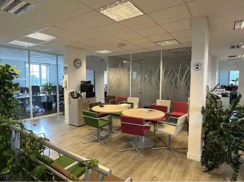 Office in Saint-Aubin for lease - Interior Photo - Image 3 of 6