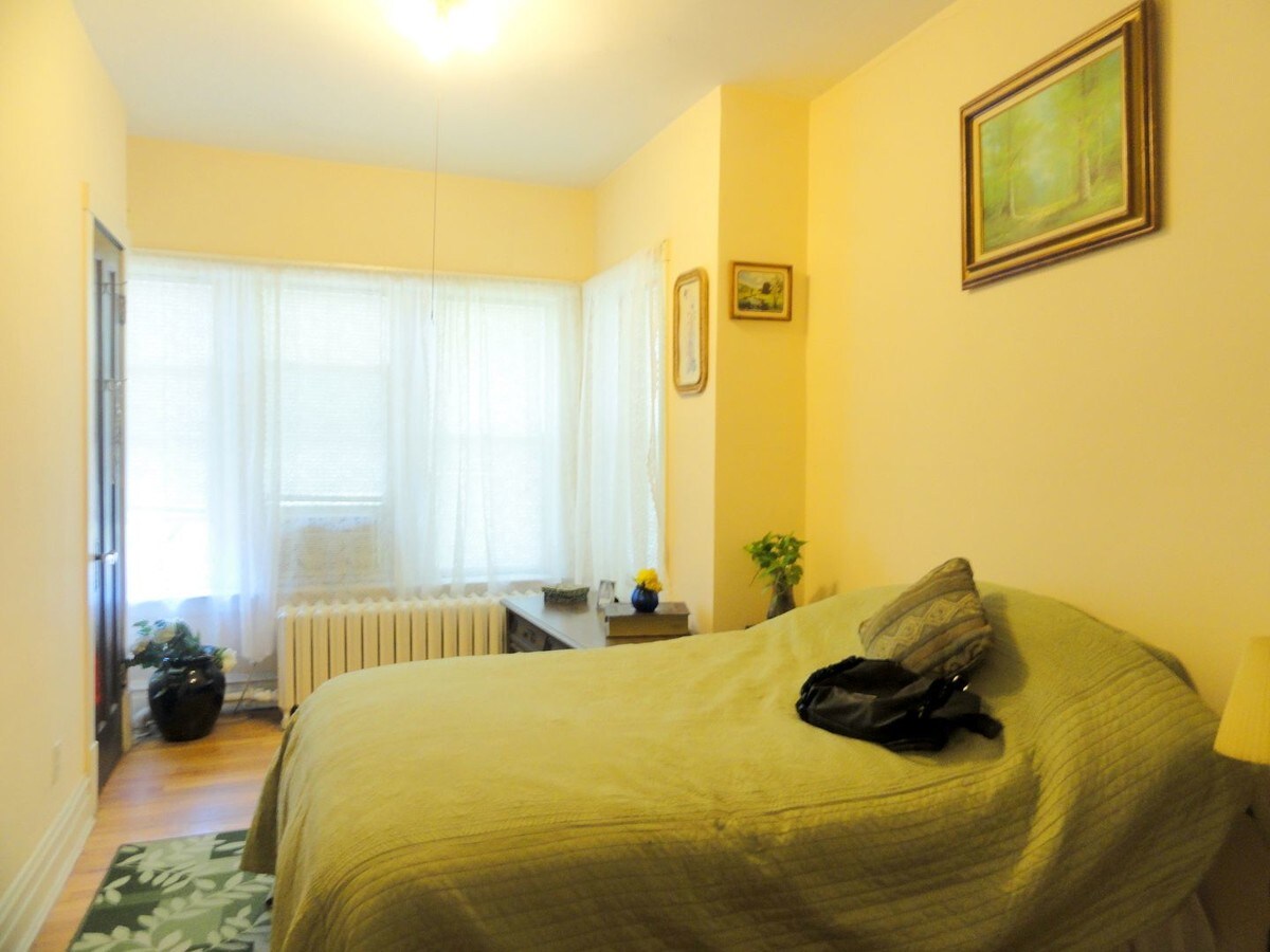 5924 W Addison St, Chicago, IL 60634