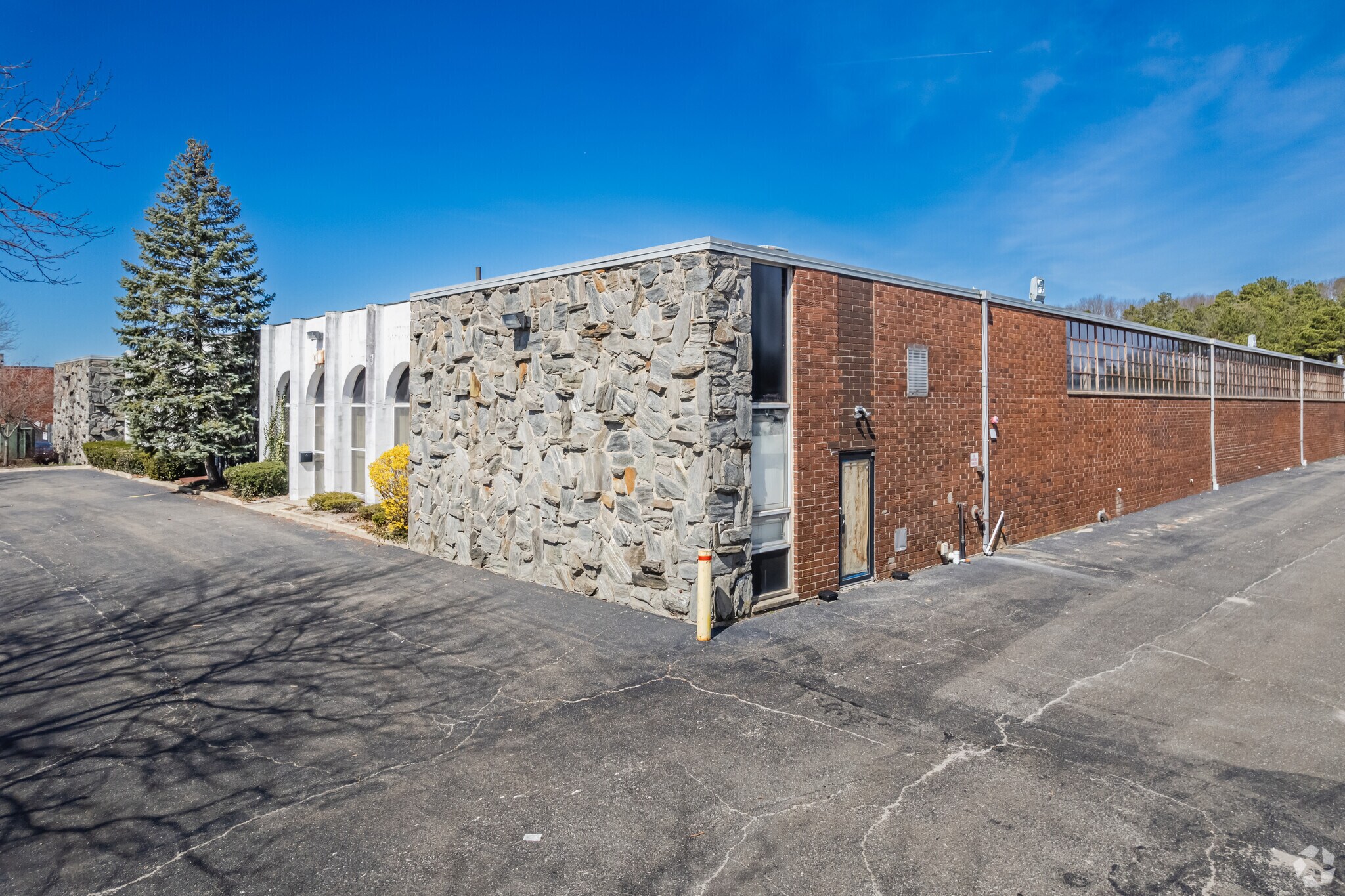 21 Newton Pl, Hauppauge, NY for sale Primary Photo- Image 1 of 1