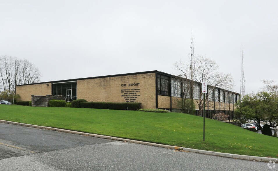 1 DuPont St, Plainview, NY 11803