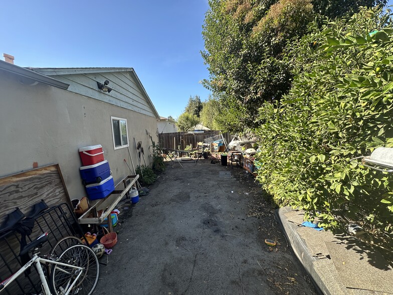 1835 Woodland Ave, East Palo Alto, CA for sale - Building Photo - Image 2 of 4