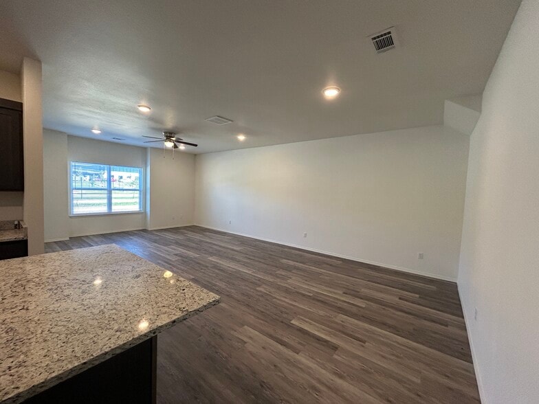 803 S Rupple Rd, Fayetteville, AR for sale - Interior Photo - Image 3 of 14