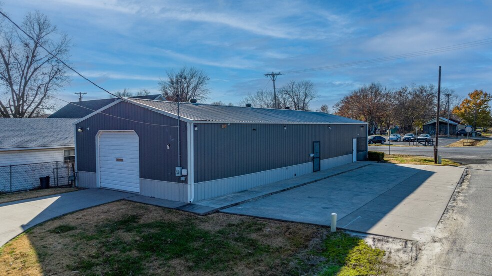 128 N Mickey Mantle Blvd, Commerce, OK for sale - Building Photo - Image 1 of 10