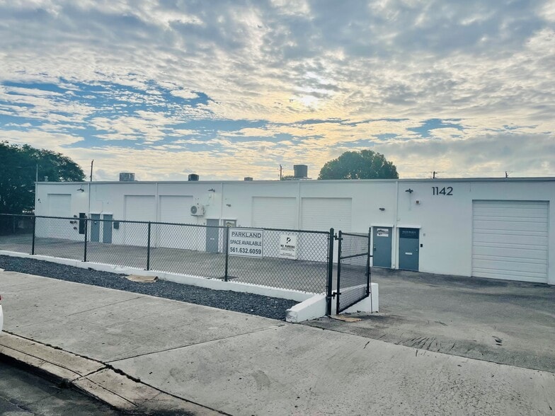 1142 Okeechobee Rd, West Palm Beach, FL for lease - Building Photo - Image 2 of 30