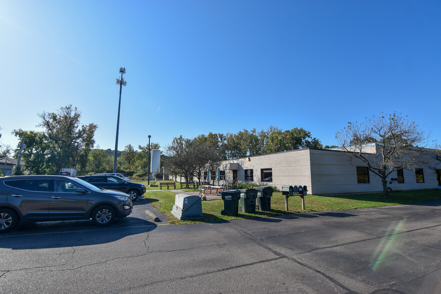 1566 Akron Peninsula Rd, Akron, OH for lease - Building Photo - Image 1 of 6