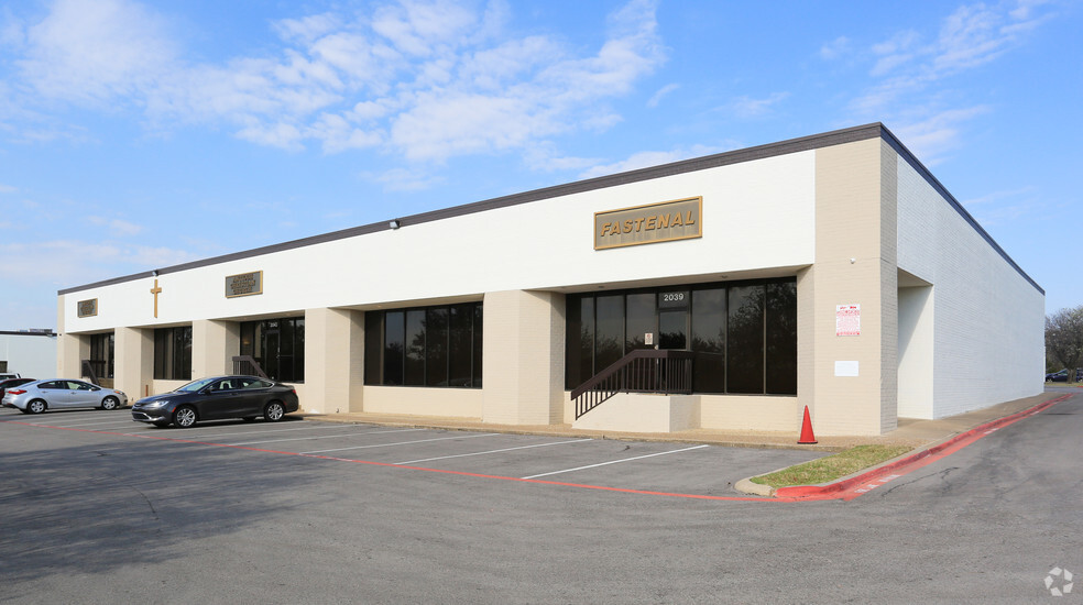 2108-2110 Hurd Dr, Irving, TX for lease - Primary Photo - Image 3 of 4