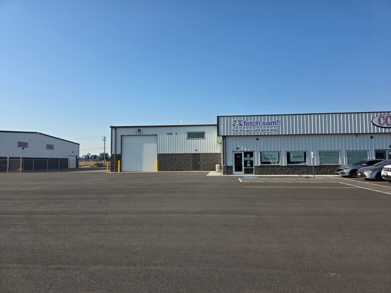 2060 N Commercial Ave, Pasco, WA for lease - Building Photo - Image 2 of 7