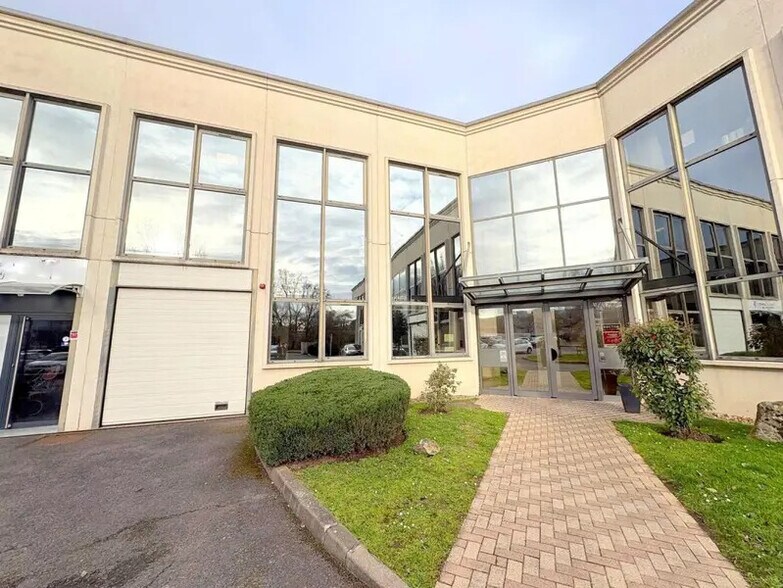 Office in Poissy for lease - Building Photo - Image 1 of 13