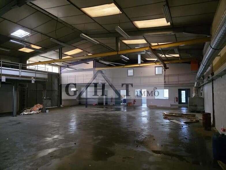Industrial in Chelles for lease - Interior Photo - Image 2 of 2