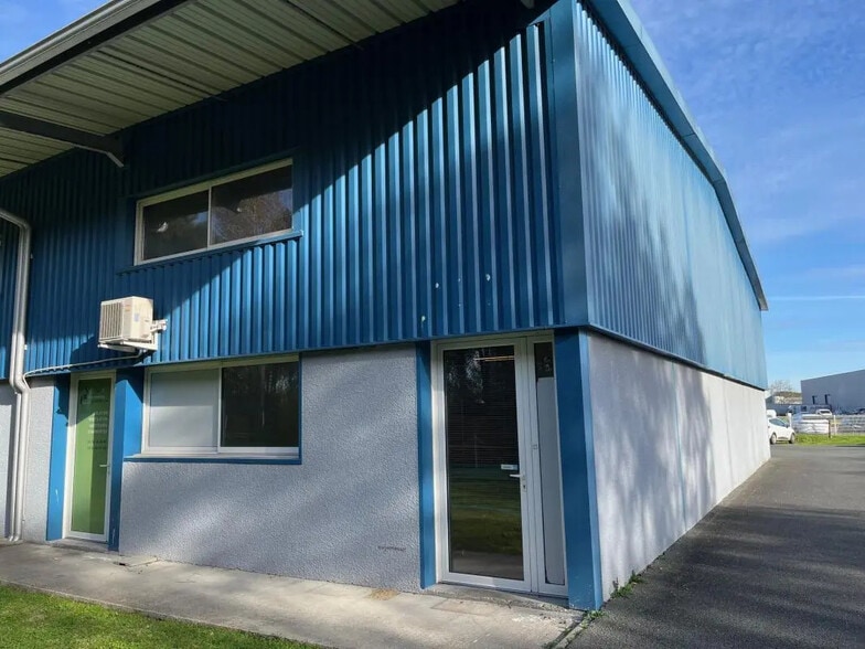 Industrial in SAINT-JEAN-D'ILLAC for lease - Building Photo - Image 2 of 10