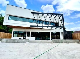 6809-6815 N Main St - Office Space