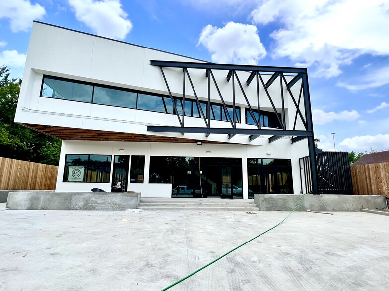 6815 N Main St, Houston, TX for lease - Building Photo - Image 1 of 11