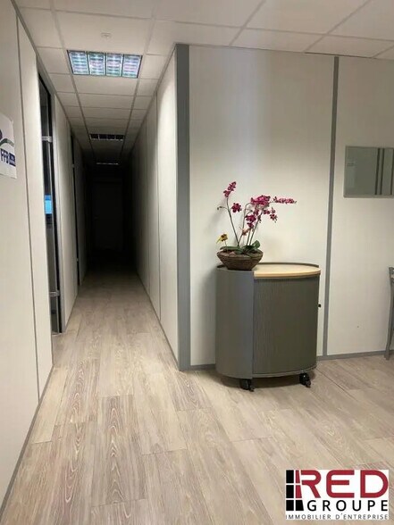 Office in Gardanne for lease - Interior Photo - Image 1 of 5