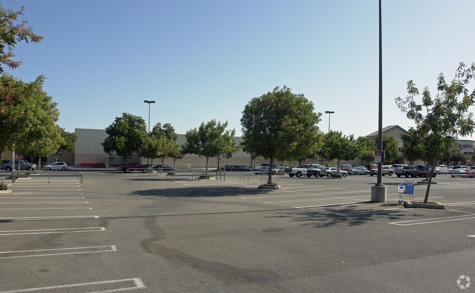 3900 Sisk Rd, Modesto, CA for lease - Building Photo - Image 2 of 13