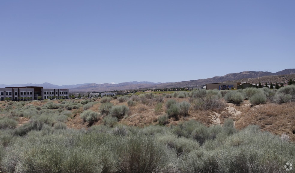 10th Street W, Palmdale, CA for lease - Building Photo - Image 2 of 2