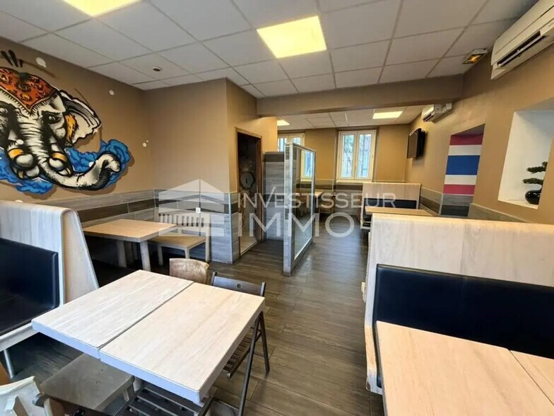 Retail in Melun for lease - Interior Photo - Image 1 of 4