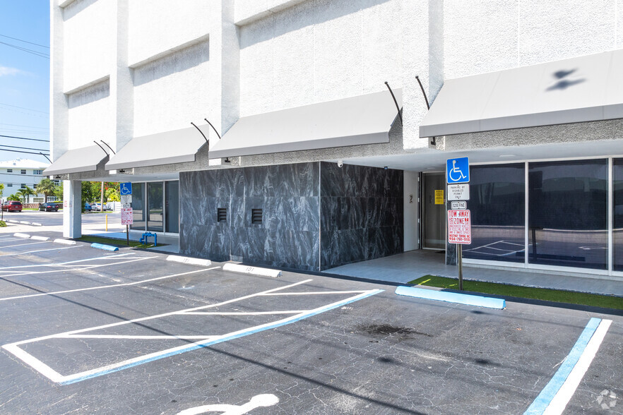 2425 E Commercial Blvd, Fort Lauderdale, FL for lease - Building Photo - Image 3 of 14