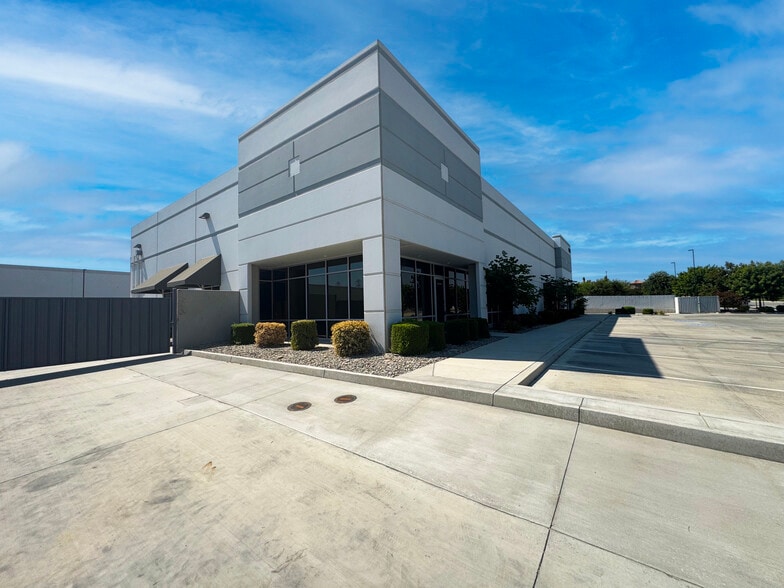 19237 Flightpath Way, Bakersfield, CA for lease - Building Photo - Image 2 of 8