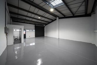 Langhedge Ln, London for lease Interior Photo- Image 1 of 3