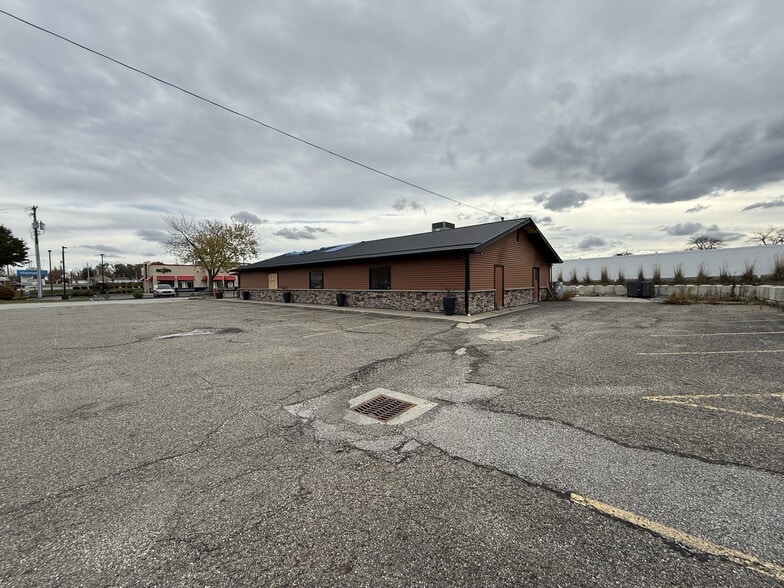 15585 W High St, Middlefield, OH for lease - Building Photo - Image 3 of 6
