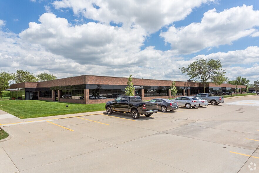 4300-4398 NW 114th St, Urbandale, IA for lease - Building Photo - Image 2 of 11