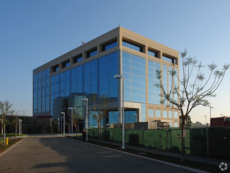 19520 Jamboree Rd, Irvine, CA for lease - Building Photo - Image 2 of 30