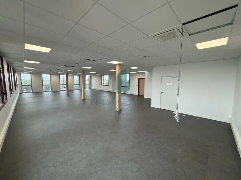 Flex in Le Thillay for lease - Building Photo - Image 3 of 7