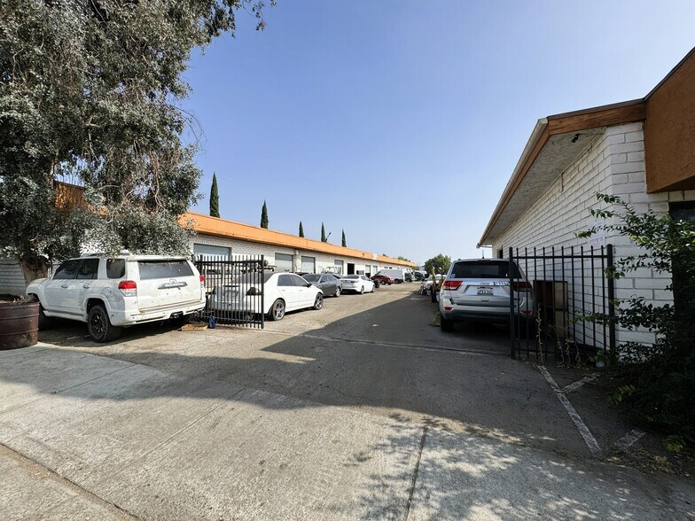 393 Athol St, San Bernardino, CA for lease - Building Photo - Image 2 of 6