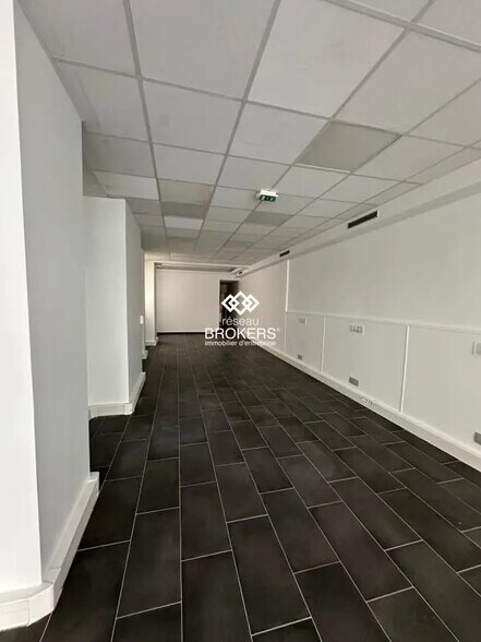 Retail in Paris for lease - Interior Photo - Image 2 of 3