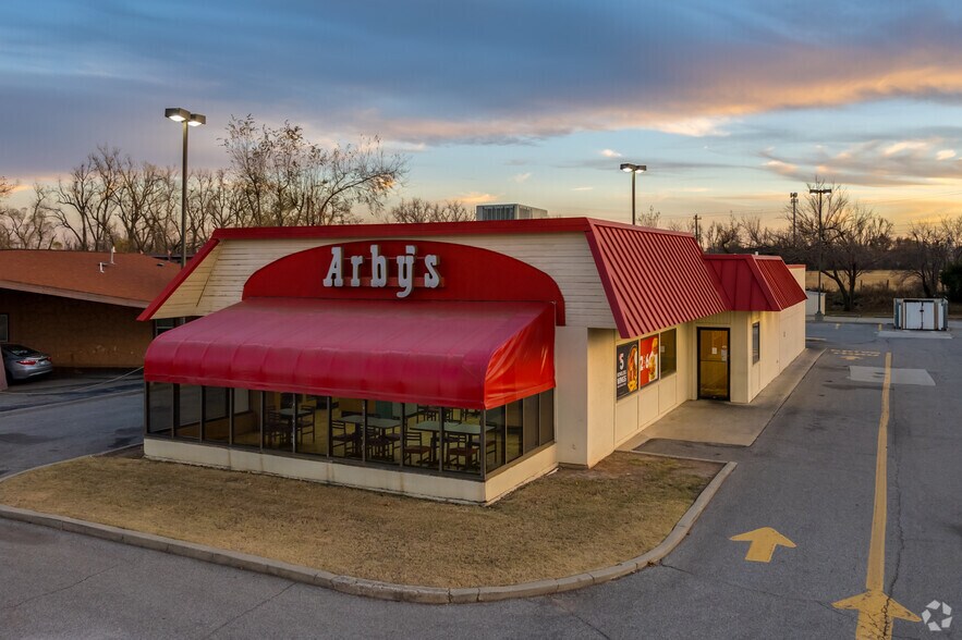 8 E Main St, Yukon, OK 73099 Arby's