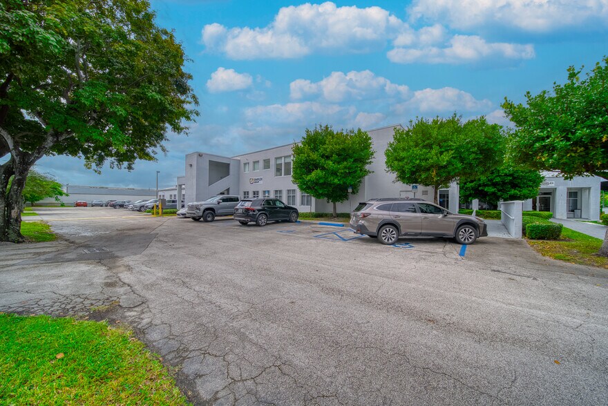 7500 NW 52nd St, Miami, FL for lease - Building Photo - Image 3 of 52