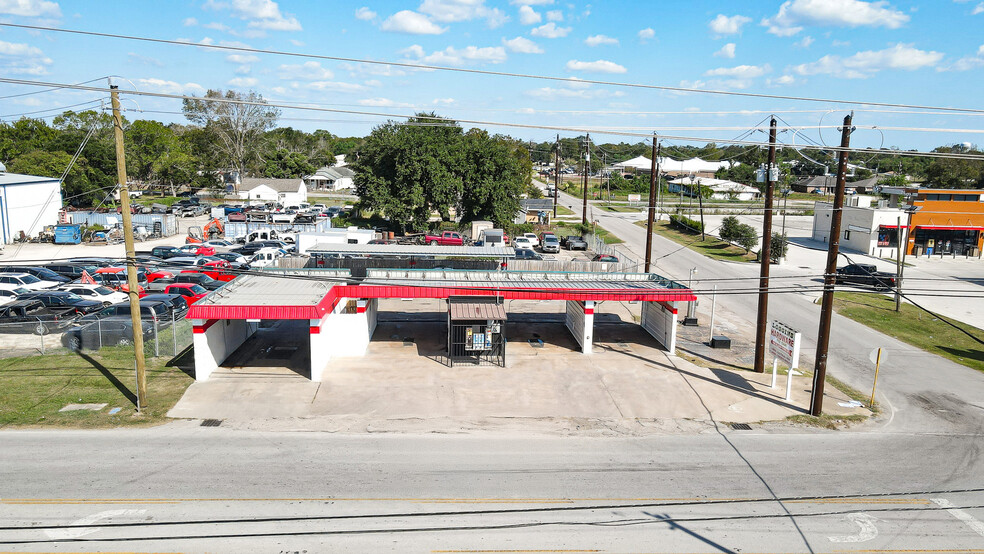 605 N Main St, Highlands, TX for sale - Primary Photo - Image 1 of 1