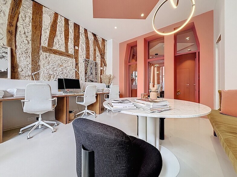 Multifamily in Paris for sale - Interior Photo - Image 2 of 9