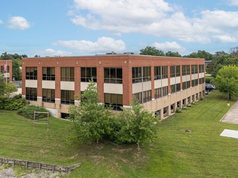 4755 Lake Forest Dr, Blue Ash, OH for lease - Building Photo - Image 3 of 13