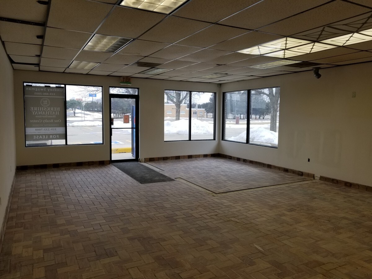 1955 Laporte Rd, Waterloo, IA 50702