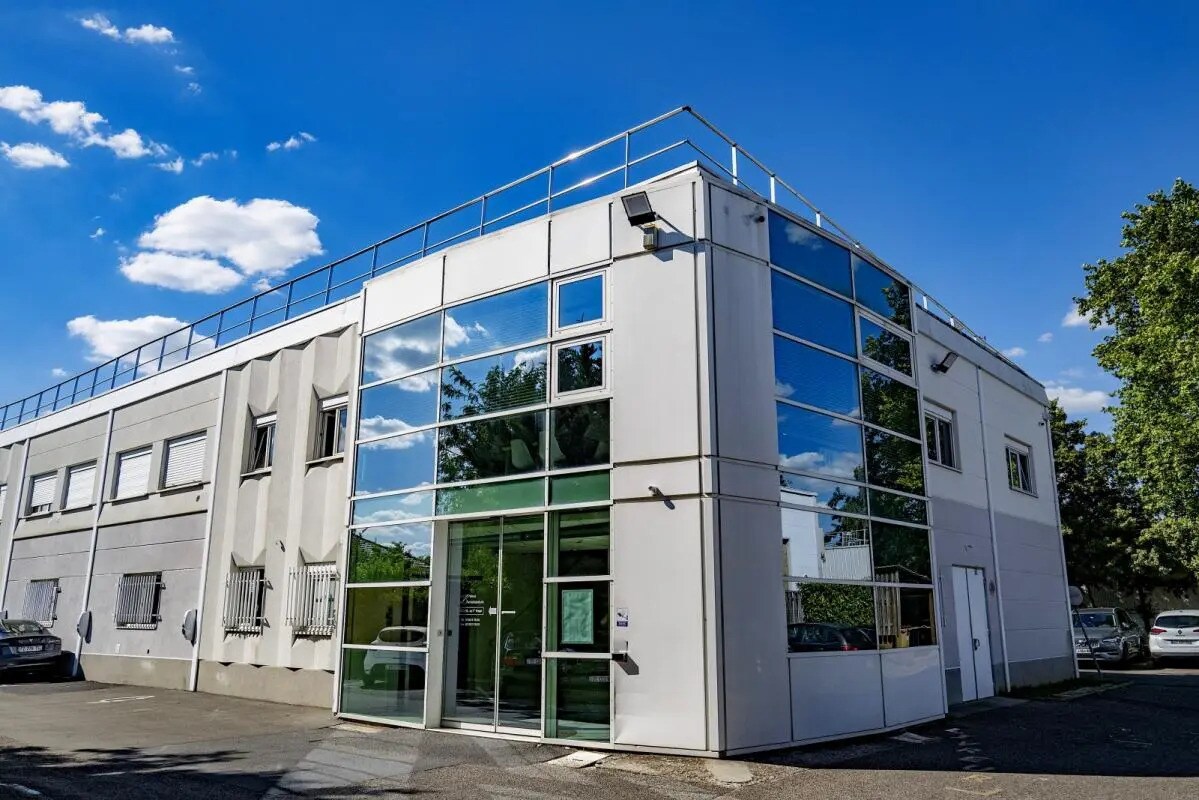 Flex in Montesson for lease Building Photo- Image 1 of 15