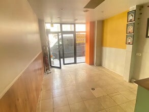 Retail in Paris for lease Interior Photo- Image 1 of 5