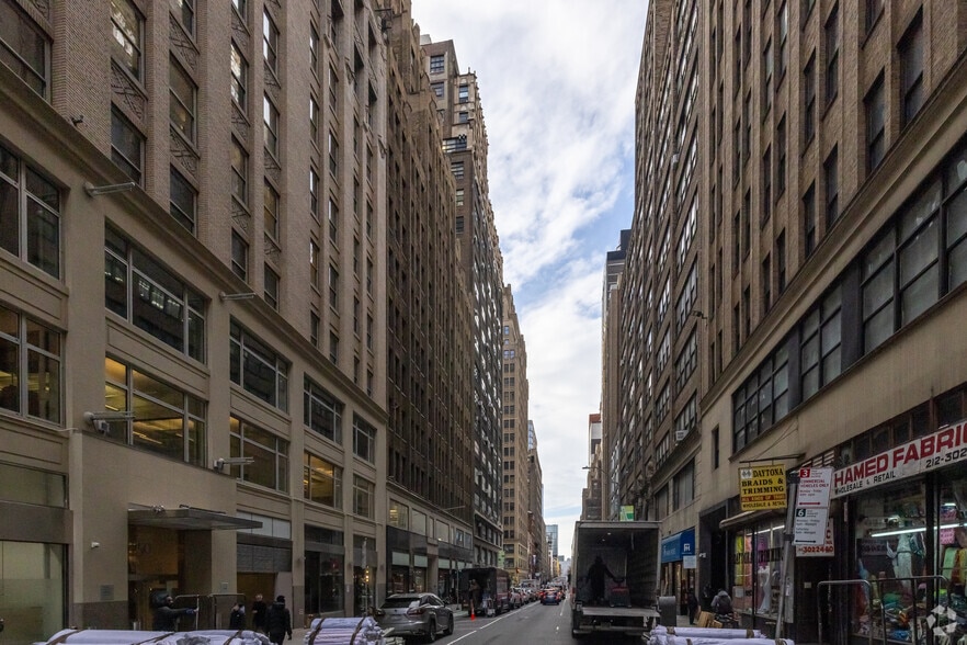 270-276 W 39th St, New York, NY for lease - Building Photo - Image 2 of 5
