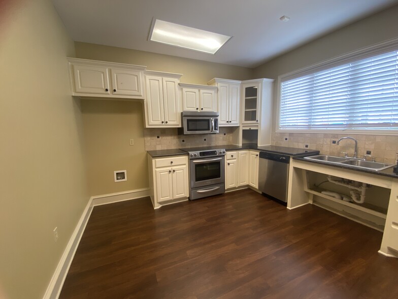 1015 Pruitt Pl, Tyler, TX for lease - Interior Photo - Image 3 of 29