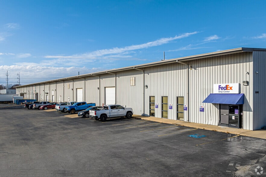 1004 Phyllis St, Bentonville, AR for lease - Primary Photo - Image 1 of 4