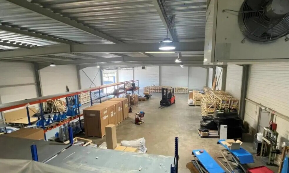 Flex in Houdan for sale - Building Photo - Image 1 of 10