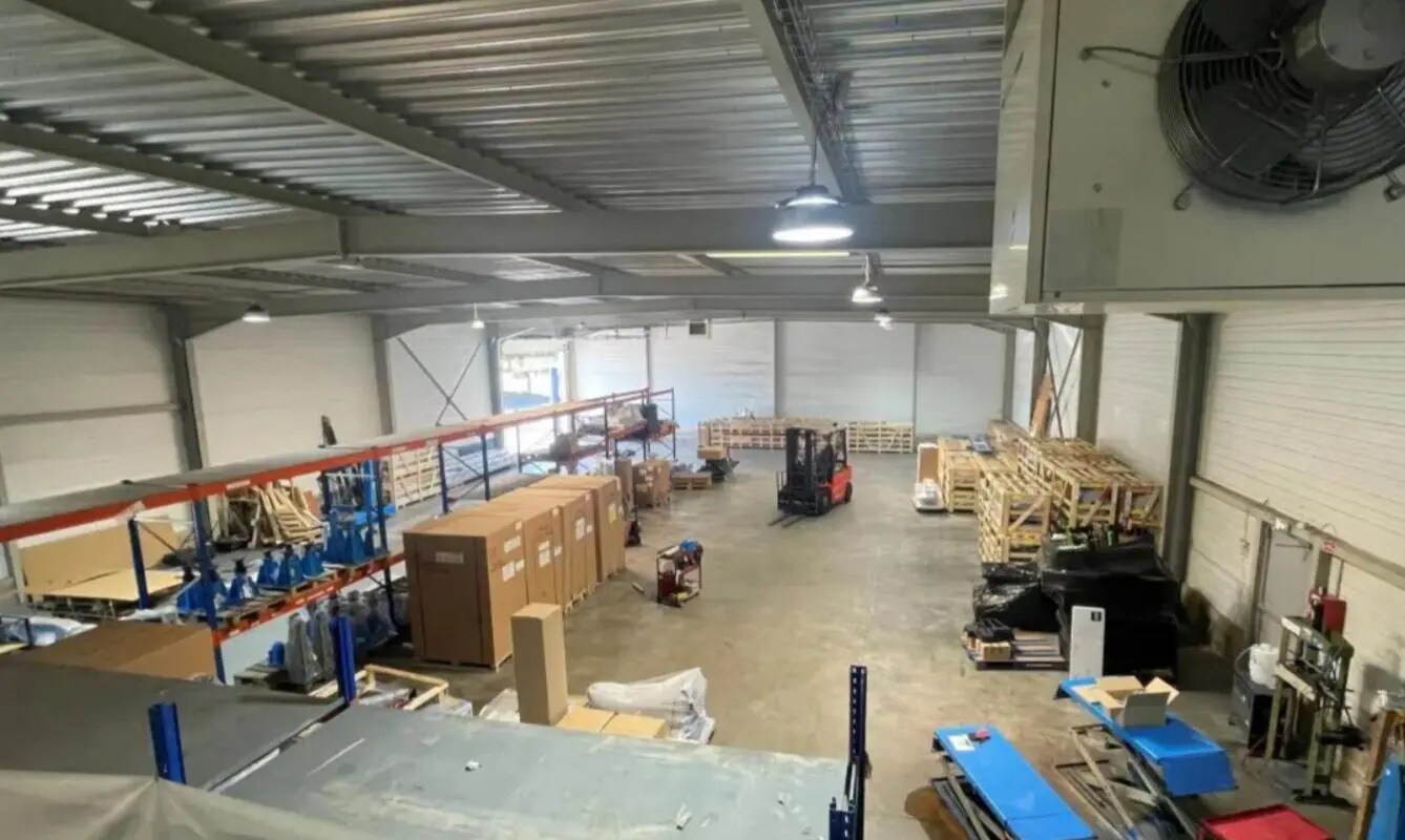 Flex in Houdan for sale Building Photo- Image 1 of 11