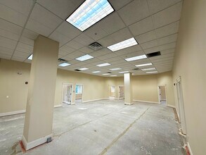 13700 W Irma Lee Ct, Lake Forest, IL for lease Interior Photo- Image 2 of 7