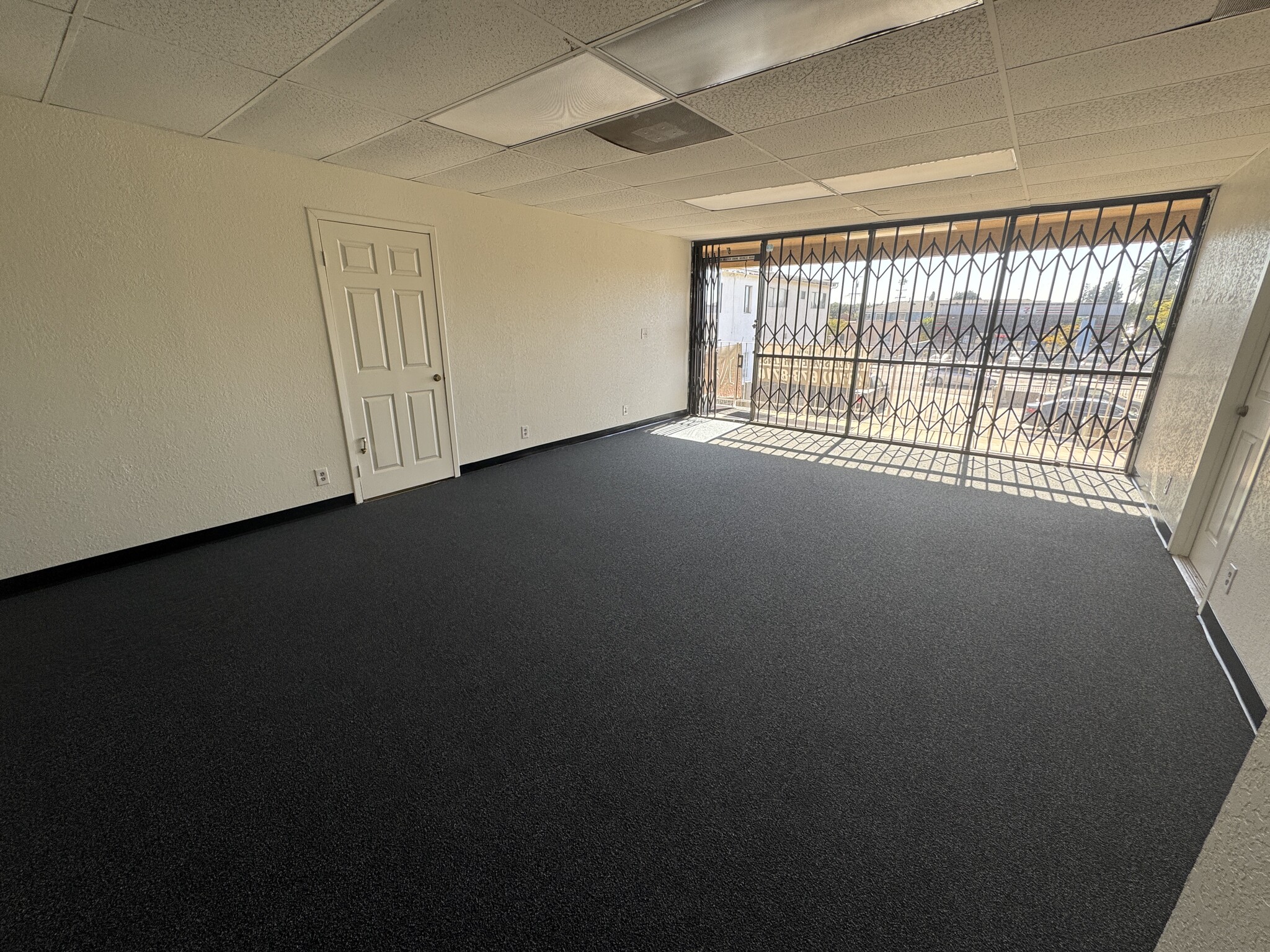 335 W Arbor Vitae St, Inglewood, CA for lease Interior Photo- Image 1 of 3