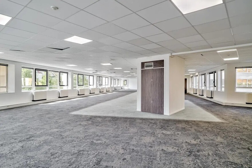 Office in Issy-les-Moulineaux for lease - Building Photo - Image 1 of 9