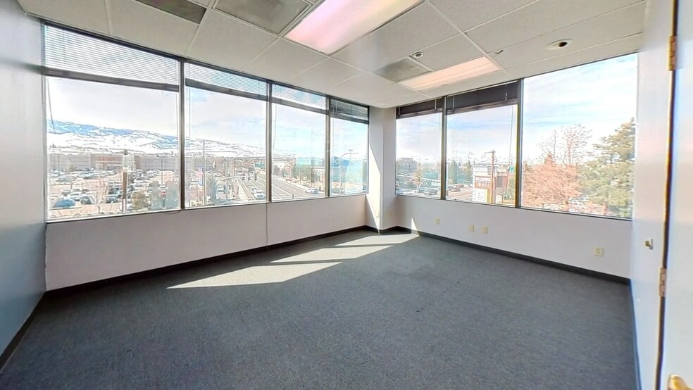 5011 Meadowood Mall Cir, Reno, NV for lease - Building Photo - Image 2 of 9