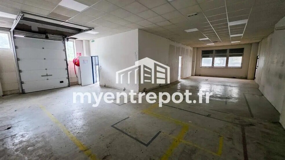 Flex in Marseille for lease - Interior Photo - Image 1 of 9