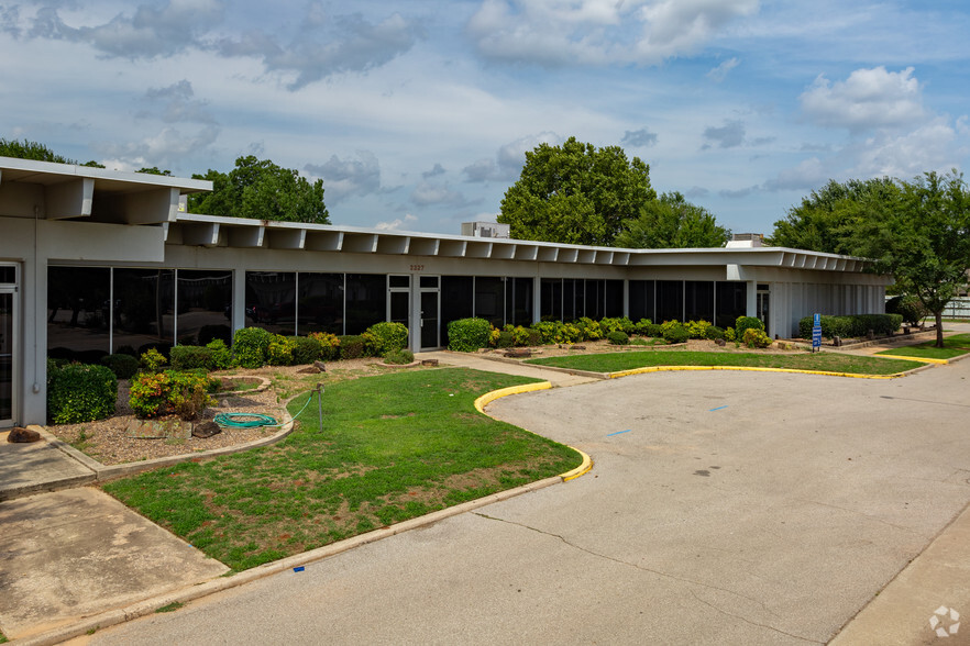 2227 W Lindsey St, Norman, OK for sale - Primary Photo - Image 1 of 9